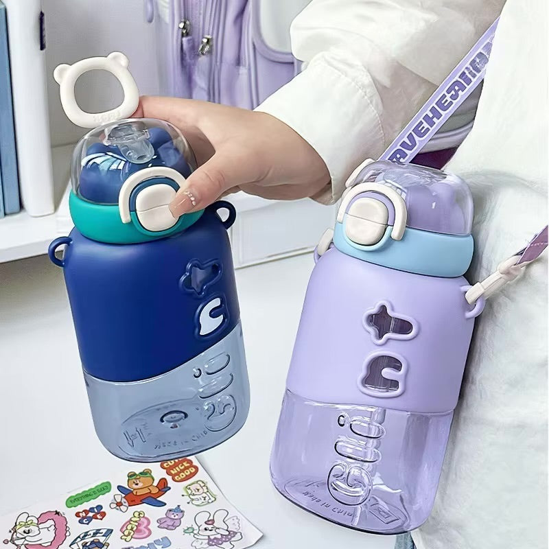 زجاجة مياه بلاستيكية للأطفال بتصميم كرتوني لطيف - خالية من مادة BPA مع ماصة وحزام (760 مل)