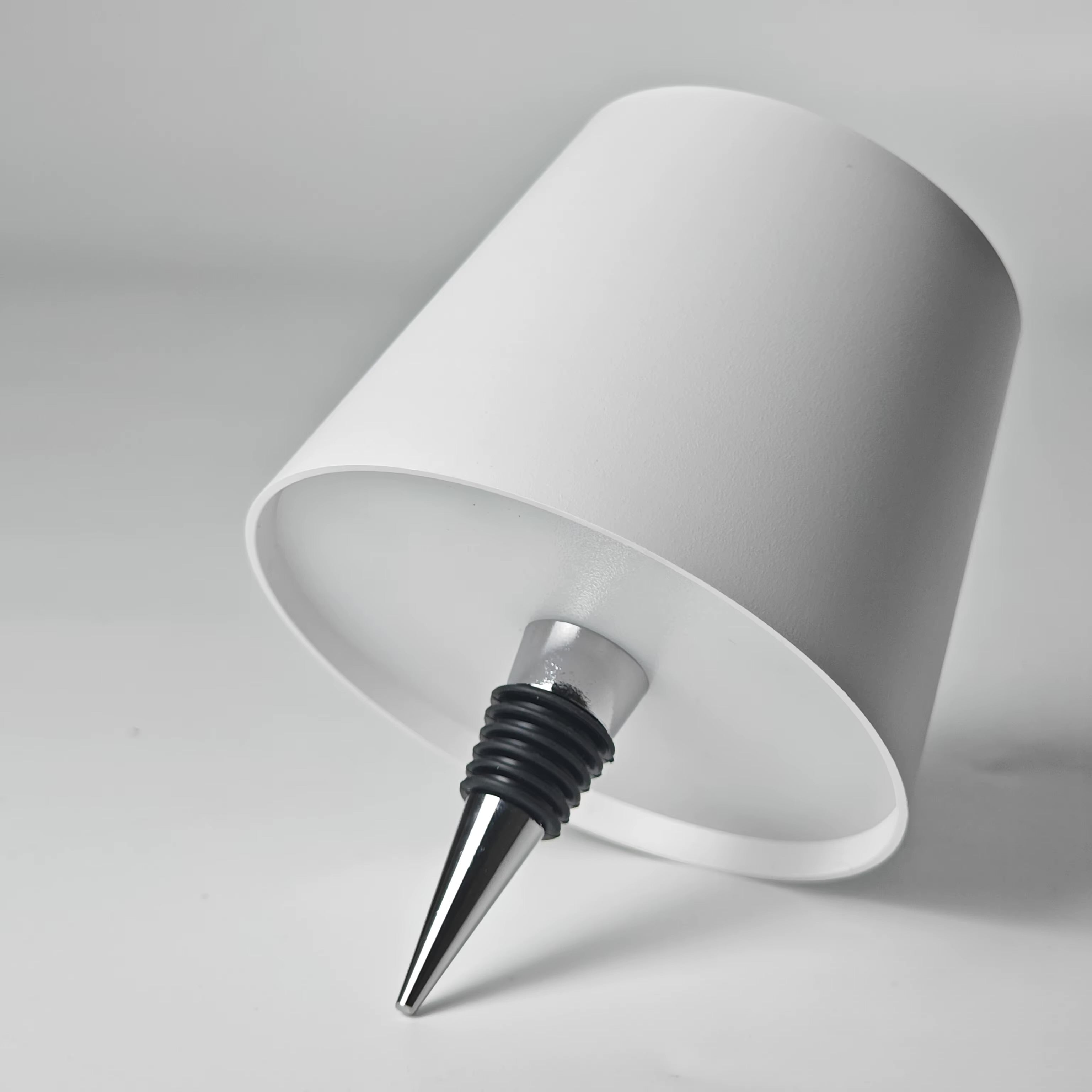 زجاجة نبيذ قابلة لإعادة الشحن مزودة بإضاءة LED