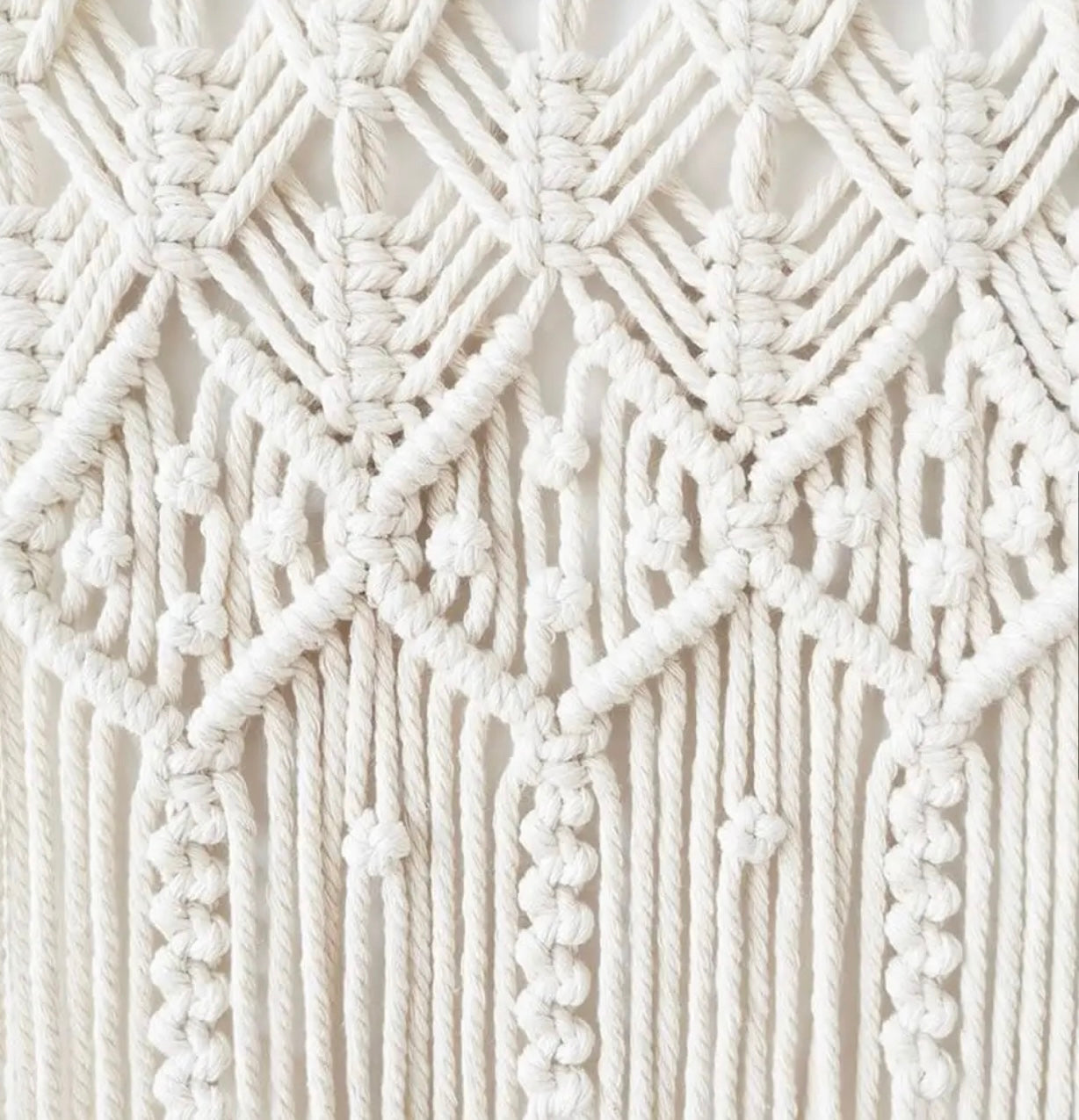 نسيج جداري معلق بتقنية المكرمية 