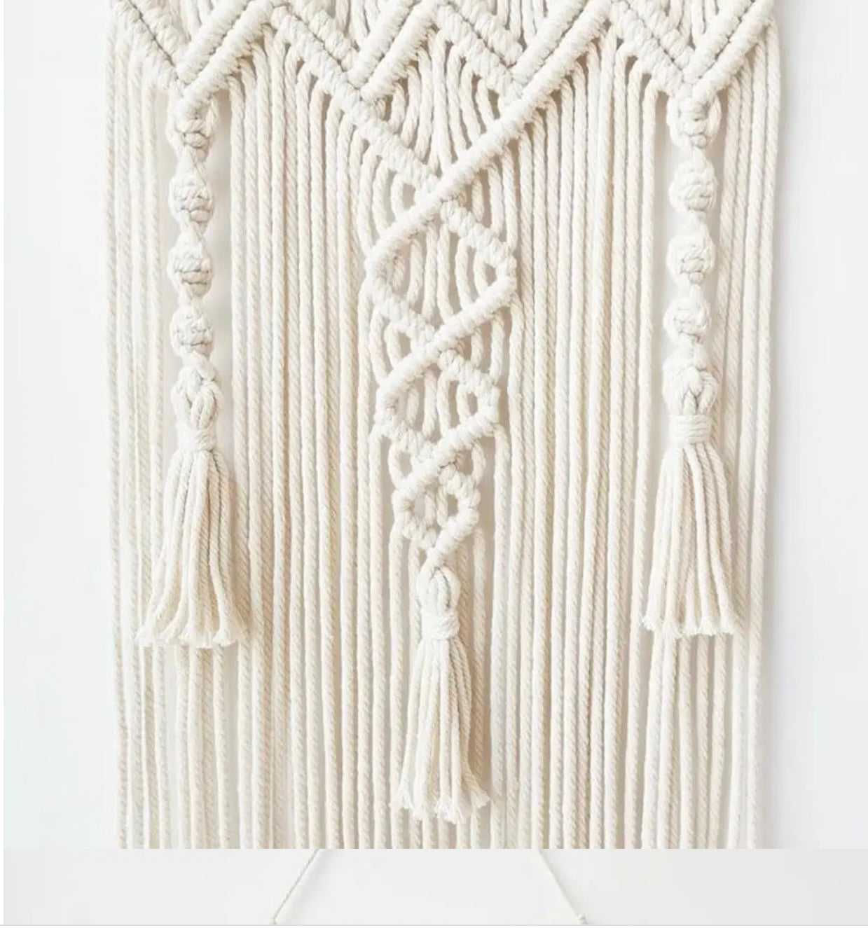 نسيج جداري معلق بتقنية المكرمية 