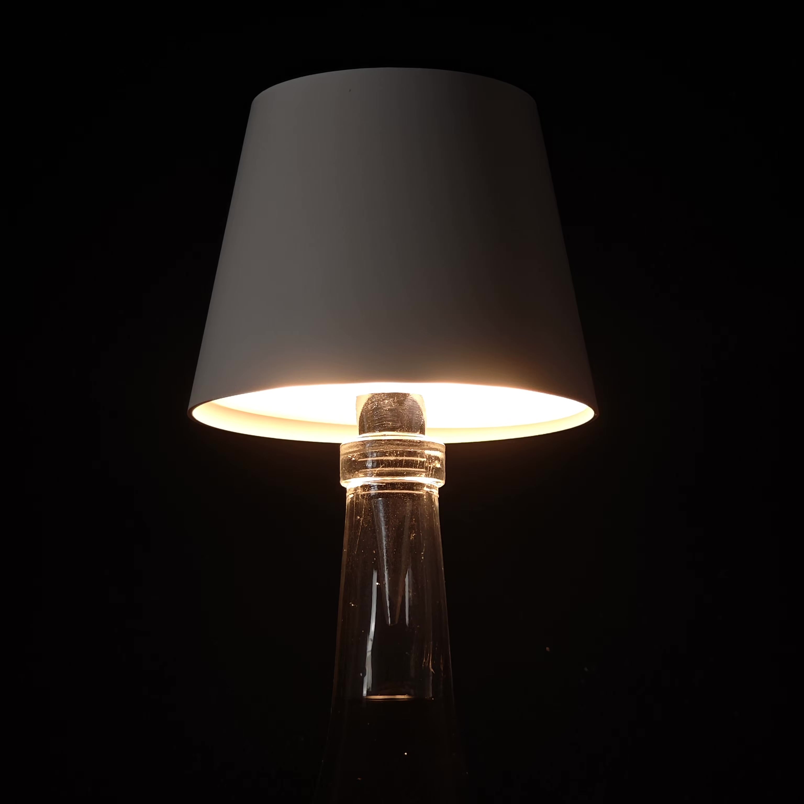 زجاجة نبيذ قابلة لإعادة الشحن مزودة بإضاءة LED
